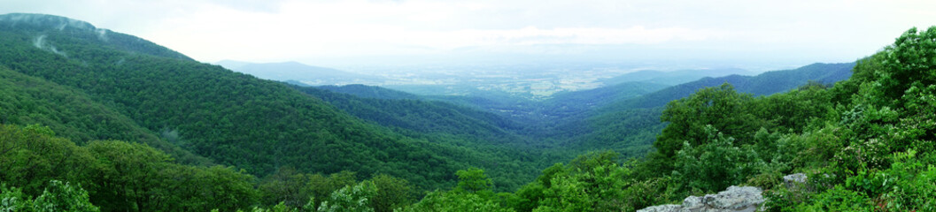 Fototapeta na wymiar VIew of the valley and mountains from Shenandoah National Park
