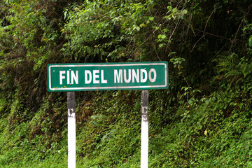 Cartel Fin del Mundo. Cartel de ruta con fondo de vegetación natural. Tucumán, Argentina. Señal...