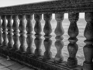 Balustrade in schwarz - weiß Fotografie vor dem Meer