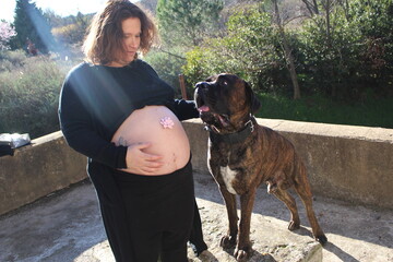 FEMME enceinte avec son chien cane corso