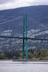 Obraz premium Lions Gate Bridge in a modern city on the West Coast of Pacific Ocean. Vancouver, British Columbia, Canada.