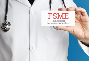 FSME (Frühsommer-Meningoenzephalitis). Doktor mit Stethoskop zeigt Karte. Hand hält Schild mit...