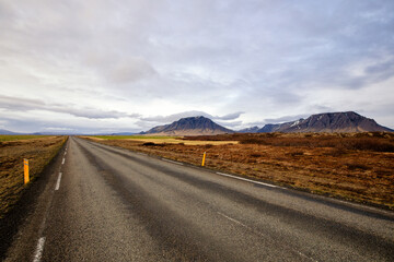 Straße durch Snaefellsnes in Island in herrlicher Landschaft