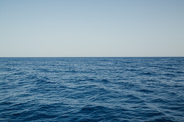 Obraz premium blue ocean, horizon and empty sky