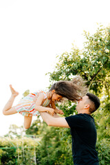 Obraz premium Dad having fun with daughter outdoors