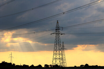 Duże słupy energetyczne z elektrowni dostarczają prąd do miasta