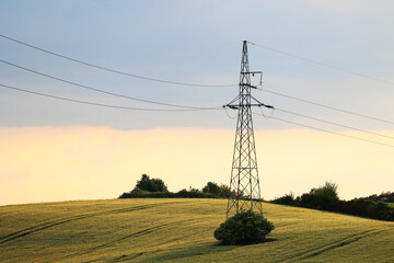 Duże słupy energetyczne z elektrowni dostarczają prąd do miasta