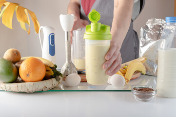The barista serves a cocktail shake. The bartender treats with a protein shake. A man serves a protein shaker.
