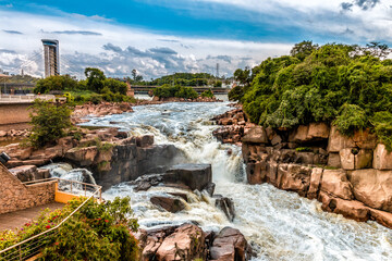 Rio Tietê, passando pela cidade de Salto em São Paulo, Brasil e onde encontra-se o Memorial do...
