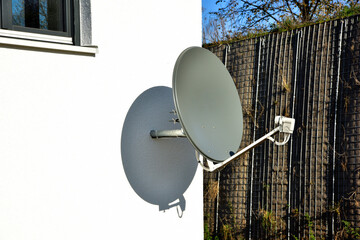 Satelliten-Antenne an der Fassade eines modernen Neubau-Wohnhauses