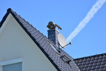 Satelliten-Antenne auf einem Ziegeldach