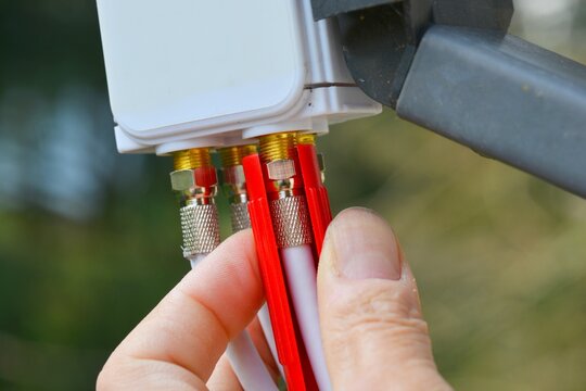 Anschluss der Koaxialkabel einer h&auml;uslichen TV-Anlage mit vier Endger&auml;ten an den Quad-LNB einer Satelliten-Antenne