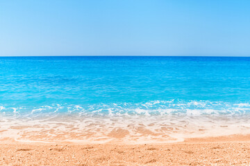 Fototapeta na wymiar Wallpaper of turquoise sea, blue clear sky and sandy beach in a sunny summer day