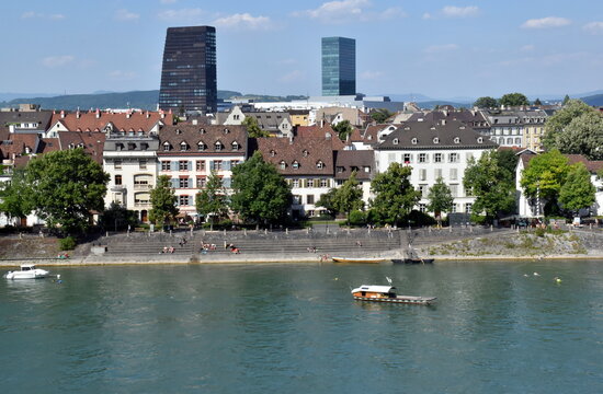 
Der Rhein in Kleinbasel im Sommer