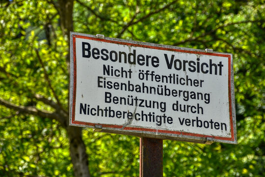 Waidhofen, Ybbs, Bahnübergang, nicht öffentlich, Citybahn, Ybbstalbahn, Verkehrszeichen, Schild, Tafel, Zeichen, Eisenbahnübergang, Vorsicht, Benützung, Nichtberechtigte, verboten, Verbot, Schmalspurb