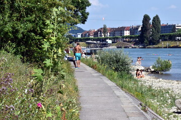 Fußweg am Rhein in Basel