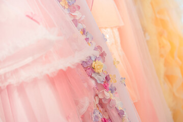 ピンクのカラードレス ウェディングドレス ドレス選び 美しいレース 花	