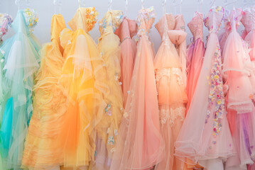 カラフルなカラードレス ウェディングドレス ドレス選び 美しいレース 花
 - obrazy, fototapety, plakaty