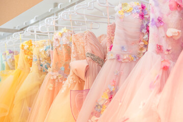 ピンクのカラードレス ウェディングドレス ドレス選び 美しいレース 花	