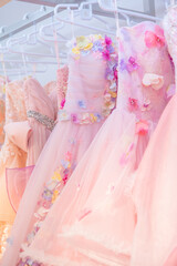 ピンクのカラードレス ウェディングドレス ドレス選び 美しいレース 花	