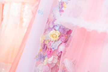 ピンクのカラードレス ウェディングドレス ドレス選び 美しいレース 花
