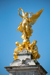 statue of monarch Buckingham palace