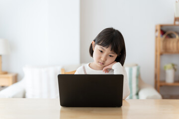 パソコンを使いながら困った顔をする女の子