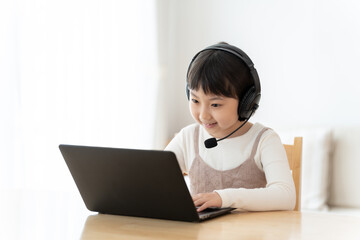 パソコンを使ってオンラインで勉強をする女の子