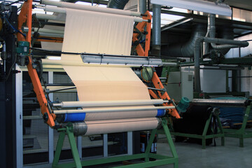 Tessuto esce da un telaio