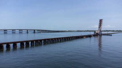 Obraz premium Train Draw Bridge over the Manatee County River