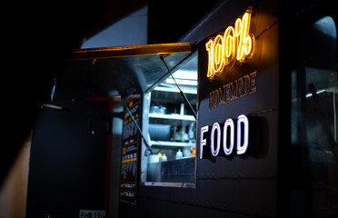 Camión de comida con letrero “food”
Food truck with “food” sign