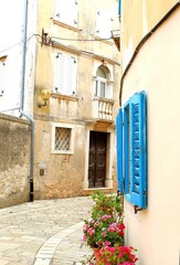 Gasse in der Altstadt von Porec, Istrien, Kroatien. Auf der rechten blauen Fensterläden und Töpfe...