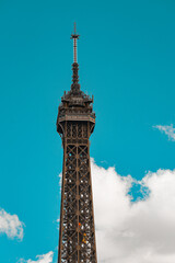 Fototapeta na wymiar Punta de la torre eiffel, Paris, France.