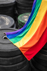 Bandera del orgullo LGBTQ+ en gimnasio.