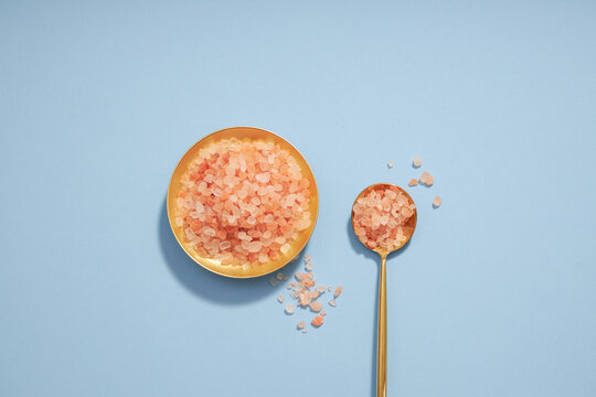 A top view of halit himalaya decorated with bowl in background full of himalaya salt 