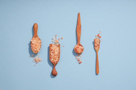 A top view of halit himalaya decorated with bowl in background full of himalaya salt 