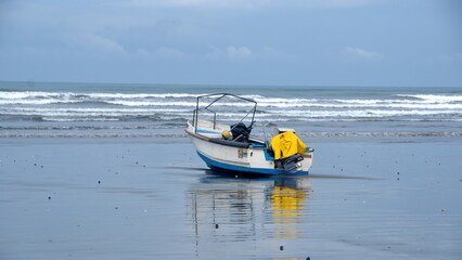 Naklejka premium Fishing boat on the beach in Canoa, Ecuador