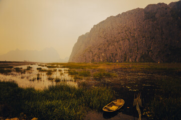 Obraz premium Beautiful sunset on lake background and scenery landscape