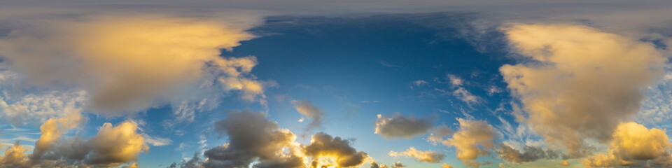 Obraz premium Dark blue sunset sky panorama with Cumulus clouds. Seamless hdr pano in spherical equirectangular format. Complete zenith for 3D visualization, game and sky replacement for aerial drone 360 panoramas.