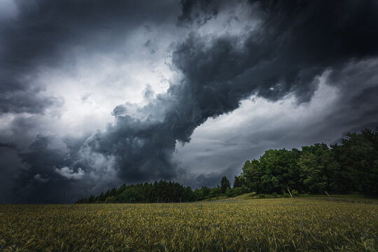 Dramatic thunderclouds and storm clouds in summer. © CreativeImage