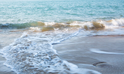 바닷가 모래밭에 밀려드는 거센 파도.