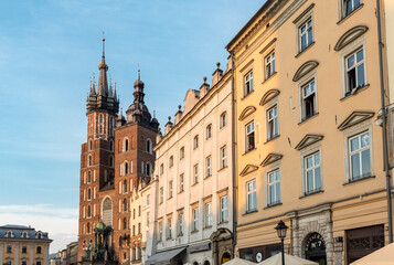 Fototapeta na wymiar St. Mary's Basilica (Kosciol Mariacki) and Main Market Square (Rynek Glowny) in Krakow, Poland