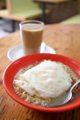 茶餐廳でいただくインスタントラーメンとミルクコーヒー