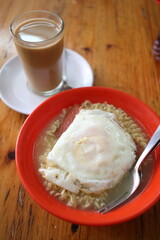 茶餐廳でいただくインスタントラーメンとミルクコーヒー