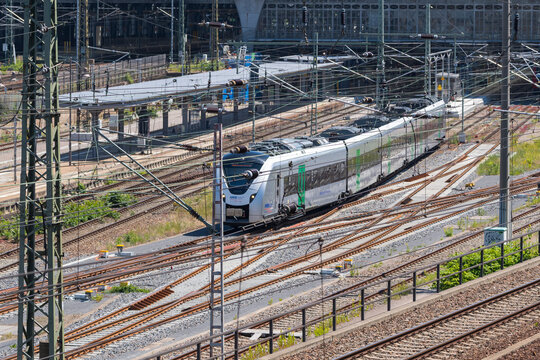 Ein Personenzug fährt aus dem Hauptbahnhof in Dresen  raus, Deutschland, 15.06.2022, Dresden