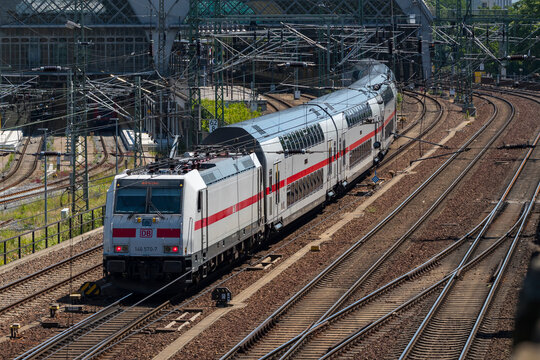 Ein Doppelstockzug mit Personenzug fährt aus dem Hauptbahnhof in Dresen  raus, Deutschland, 15.06.2022, Dresden