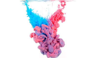 水中に広がるカラフルな絵具