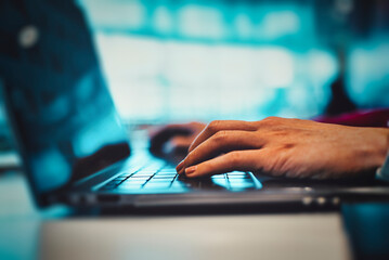 ラップトップと女性の手元