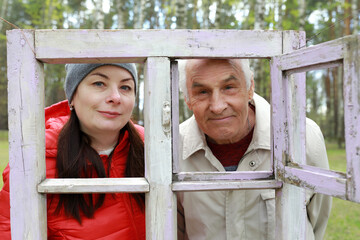 Obraz premium Father with daughter looking through wooden frame