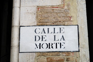 Fototapeta premium Calle de la Morte. (Rue de la mort) Plaque de nom de rue. Venise. Italie.